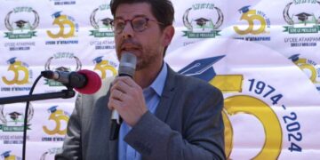Un intervenant s’exprime au micro lors d’une cérémonie