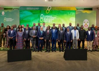 Photo de famille des participants à la conférence sur les contrats de partenariat public-privé à Lomé