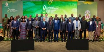 Photo de famille des participants à la conférence sur les contrats de partenariat public-privé à Lomé