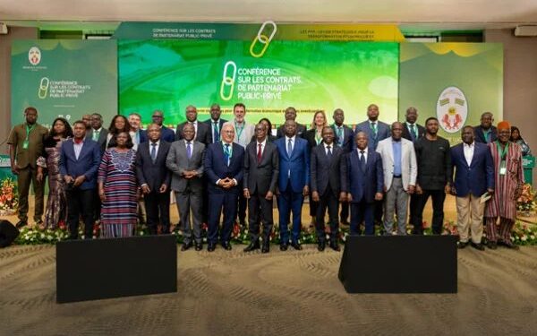 Photo de famille des participants à la conférence sur les contrats de partenariat public-privé à Lomé