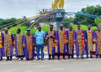 Membres de l’université en tenue cérémonielle lors d’une manifestation universitaire