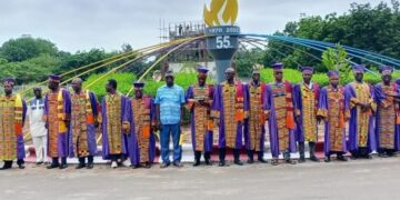 Membres de l’université en tenue cérémonielle lors d’une manifestation universitaire
